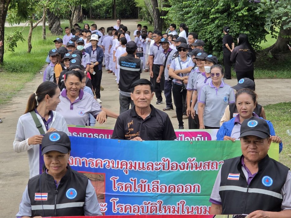 นายลำไพ งิ้วพรม นายกเทศมนตรีตำบลเหล่าปอแดง พร้อมคณะผู้บริหาร สมาชิกสภาฯ หัวหน้าส่วนราชการและพนักงาน ร่วมกับ อสม.ประจำหมู่บ้านและนักเรียนทุกโรงเรียนในเขตพื้นที่ตำบลเหล่าปอแดง เดินรณรงค์ป้องกันและกำจัดลูกน้ำยุงลาย ณ ตำบลเหล่าปอแดง อำเภอเมือง จังหวัดสกลนคร