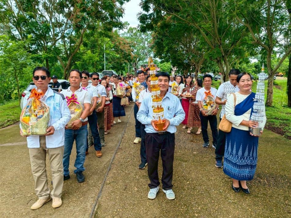 นายลำไพ งิ้วพรม นายกเทศมนตรี พร้อมคณะผู้บริหาร สมาชิกสภาฯ หัวหน้าส่วนราชการ พนักงานเทศบาล และกำนันผู้ใหญ่บ้านทั้ง 12 หมู่บ้าน ร่วมงานประเพณีแห่เทียนเข้าพรรษา ถวายเทียนแก่วัดทั้ง 15 วัด