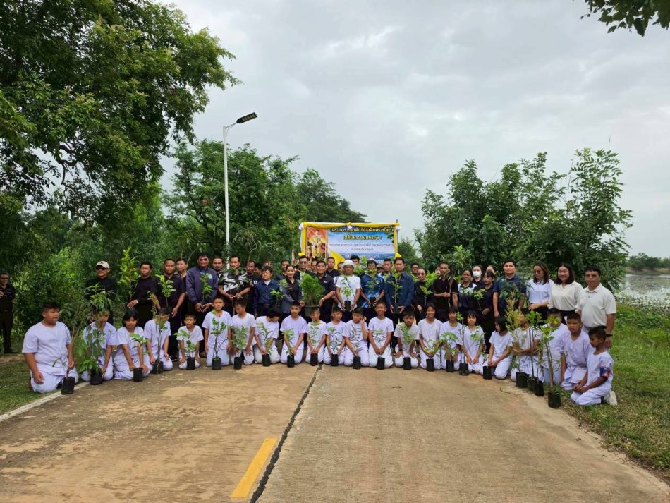 นายลำไพ งิ้วพรม นายกเทศมนตรีตำบลเหล่าปอแดง พร้อมคณะผู้บริหาร สมาชิกสภาฯ หัวหน้าส่วนราชการ พนักงานเทศบาลตำบลเหล่าปอแดง ร่วมปลูกต้นไม้เพื่อเฉลิมพระเกียรติ เนื่องในโอกาสเฉลิมพระชนมพรรษา พระบาทสมเด็จพระปรเมนทรรามาธิบดีศรีสินทรมหาวชิราลงกรณพระวชิรเกล้าเจ้าอยู่หัว 