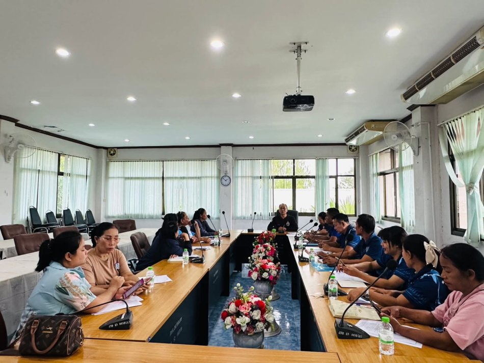 งานพัฒนาชุมชน สำนักปลัดเทศบาลตำบลเหล่าปอแดง ประชุมตัวแทนทุกหมู่บ้าน ซักซ้อมการลงทะเบียนให้กลุ่มผู้ไม่มีบัตรสวัสดิการแห่งรัฐ รวมถึงกลุ่มผู้ตกหล่นตามบัญชีรายชื่อที่อำเภอเมืองสกลนครแจ้ง