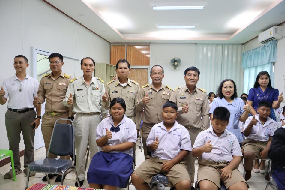 นายลำไพ งิ้วพรม นายกเทศมนตรีตำบลเหล่าปอแดง เปิดโครงการฯ การคุ้มครองผู้บริโภคด้านการเลือกซื้ออาหารและลดความเสี่ยงด้านการใช้ยาอันตรายในโรงเรียน ณ โรงพยาบาลส่งเสริมสุขภาพตำบลบ้านหนองปลาน้อย