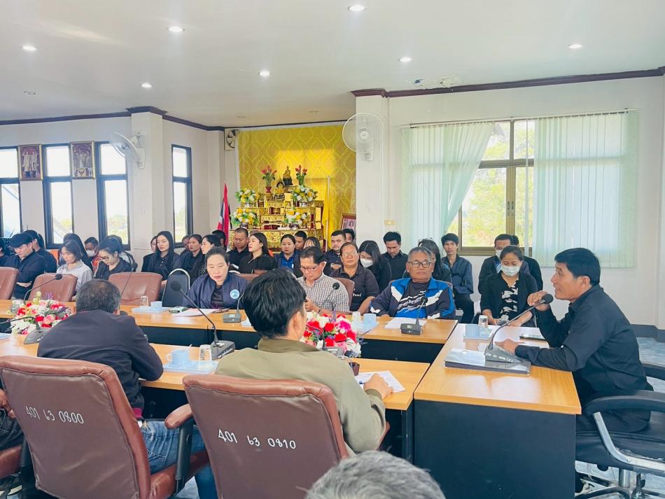 นายลำไพ งิ้วพรม นายกเทศมนตรีตำบลเหล่าปอแดง พร้อมคณะผู้บริหาร สมาชิกสภาฯ หัวหน้าส่วนราชการ ข้าราชการ และพนักงานเทศบาลตำบลเหล่าปอแดง ร่วมประชุมประจำเดือน พร้อมปรึกษาหารือข้อราชการต่างๆ ณ ห้องประชุมเทศบาลตำบลเหล่าปอแดง
