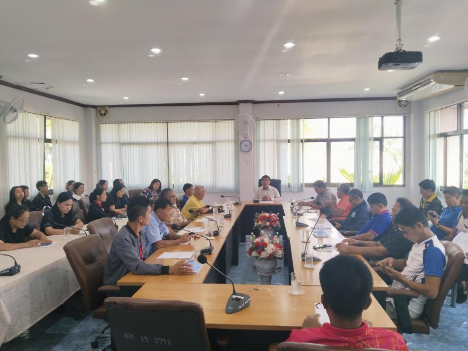 นายลำไพ งิ้วพรม นายกเทศมนตรีตำบลเหล่าปอแดง พร้อมคณะผู้บริหาร สมาชิกสภาฯ หัวหน้าส่วนราชการ ข้าราชการ พนักงานและลูกจ้างเทศบาลตำบลเหล่าปอแดง ประชุมปรึกษาหารือข้อราชการต่างๆ เพื่อติดตามการดำเนินงานของทุกส่วน ให้เรียบร้อยตามภารกิจที่ได้รับมอบหมาย ณ ห้องประชุมเทศบาลตำบลเหล่าปอแดง ตำบลเหล่าปอแดง อำเภอเมือง จังหวัดสกลนคร