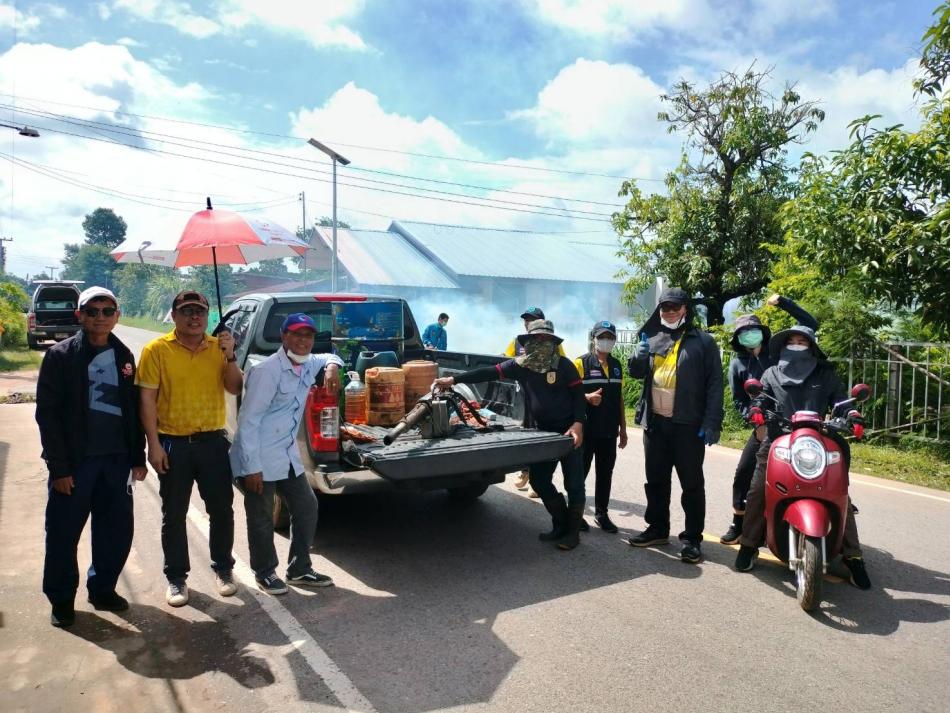 กองสาธารณสุขและสิ่งแวดล้อมเทศบาลตำบลเหล่าปอแดง พร้อมคณะผู้บริหาร สมาชิกสภาฯ หัวหน้าส่วนราชการและพนักงาน ลงพื้นที่พ่นหมอกควันกำจัดลูกน้ำยุงลาย ณ บ้านหนองแคน หมู่ที่ 1