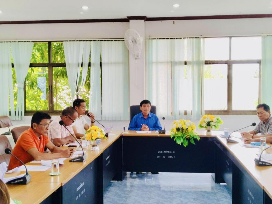 นายลำไพ งิ้วพรม นายกเทศมนตรีตำบลเหล่าปอแดง พร้อมคณะผู้บริหาร สมาชิกสภาฯ และหัวหน้าส่วนราชการ ร่วมประชุม เพื่อให้การช่วยเหลือประชาชน กรณีเกิดภัยพิบัติฉุกเฉินเหตุฟ้าผ่ากระบือ ณ ห้องประชุมเทศบาลตำบลเหล่าปอแดง อำเภอเมือง จังหวัดสกลนคร