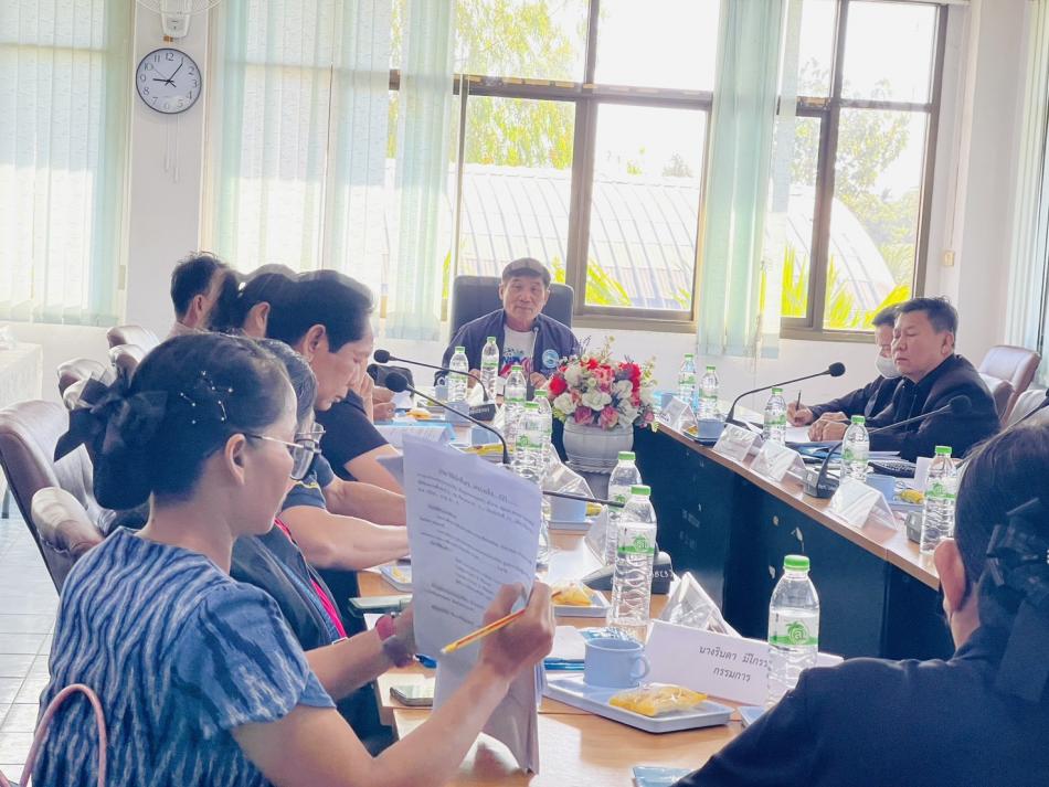 นายลำไพ งิ้วพรม นายกเทศมนตรีตำบลเหล่าปอแดง ประธานคณะกรรมการกองทุนหลักประกันสุขภาพเทศบาลตำบลเหล่าปอแดง พร้อมคณะกรรมการบริหารกองทุนหลักประกันสุขภาพ ครั้งที่ 2/2569 ประชุมเพื่ออนุมัติโครงการที่ขอรับการสนับสนุนจากกองทุนหลักประกันสุขภาพเทศบาลตำบลเหล่าปอแดง ณ ห้องประชุมเทศบาลตำบลเหล่าปอแดง ตำบลเหล่าปอแดง อำเภอเมือง จังหวัดสกลนคร