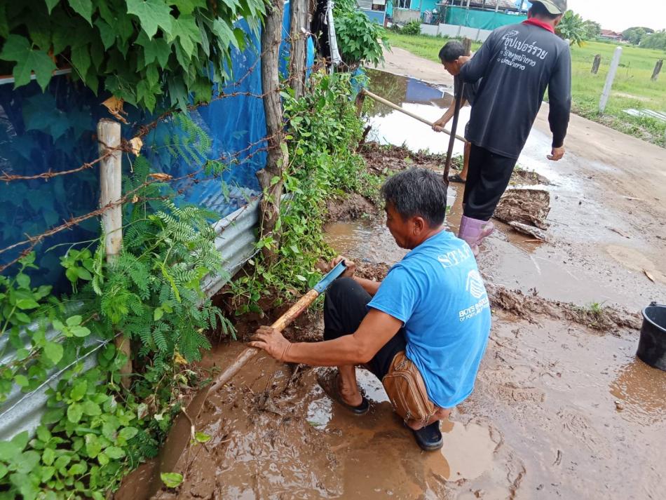 กองช่างเทศบาลตำบลเหล่าปอแดง ได้รับมอบหมายจาก นายลำไพ งิ้วพรม นายกเทศมนตรีตำบลเหล่าปอแดง ออกซ่อมแซมระบบท่อประปาแตก ณ บ้านหนองแคน หมู่ที่ 1 ตำบลเหล่าปอแดง อำเภอเมือง จังหวัดสกลนคร