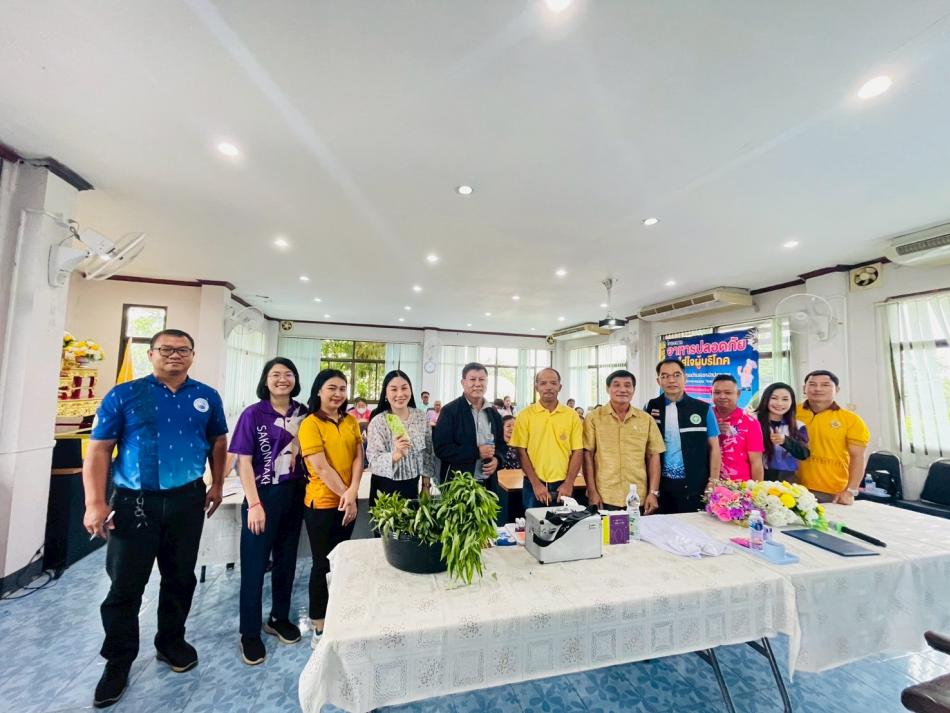 นายลำไพ งิ้วพรม นายกเทศมนตรีตำบลเหล่าปอแดง เปิดโครงการอาหารปลอดภัยใส่ใจผู้บริโภคตำบลเหล่าปอแดง ณ ห้องประชุมเทศบาลตำบลเหล่าปอแดง อำเภอเมือง จังหวัดสกลนคร
