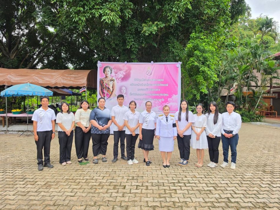 นายลำไพ งิ้วพรม นายกเทศมนตรีตำบลเหล่าปอแดง มอบหมายให้นางสาวปุณรดา มีระหงษ์ หัวหน้าสำนักปลัดเทศบาล ข้าราชการ และพนักงานจ้างเทศบาลตำบลเหล่าปอแดงร่วมงานพิธีเฉลิมพระเกียรติ สมเด็จพระนางเจ้ารำไพพรรณี พระบรมราชินี ในรัชกาลที่ 7 สวดพระพุทธมนต์ ทำบุญตักบาตร ในโอกาส การประกาศยกย่องพระเกียรติคุณพระราชกรณียกิจ ในวาระครบ 100 ปี ณ วัดป่าสุทธาวาส อำเภอเมืองสกลนคร จังหวัดสกลนคร