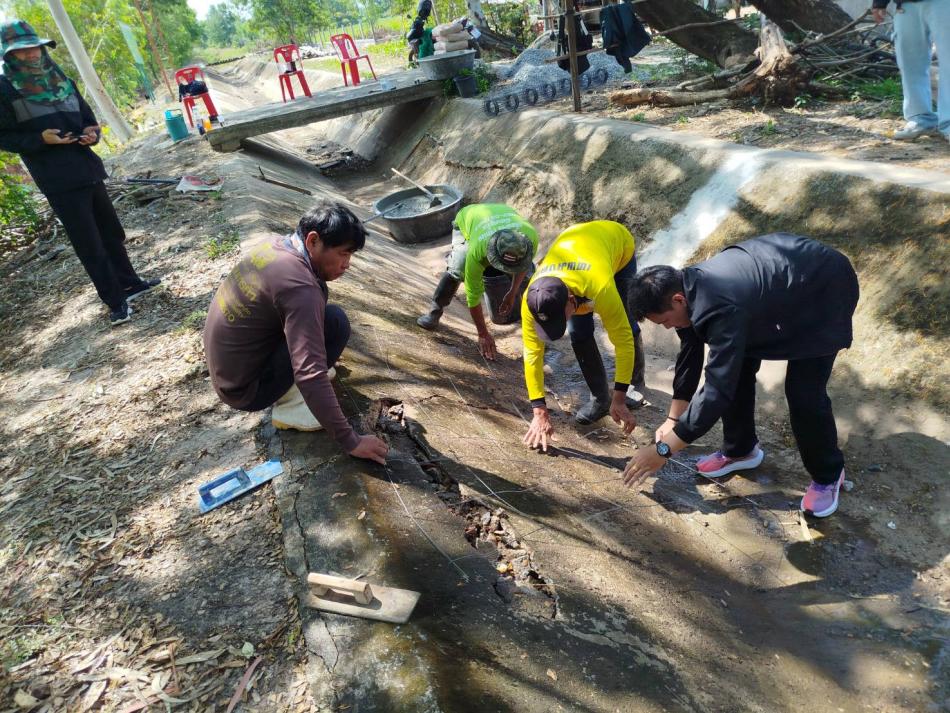 กองช่างเทศบาลตำบลเหล่าปอแดง ได้รับมอบหมายจาก นายลำไพ งิ้วพรม นายกเทศมนตรีตำบลเหล่าปอแดง ลงพื้นที่ออกตรวจสอบและซ่อมแซมคลองส่งน้ำ ณ บ้านดอนกกยาง หมู่ที่ 10