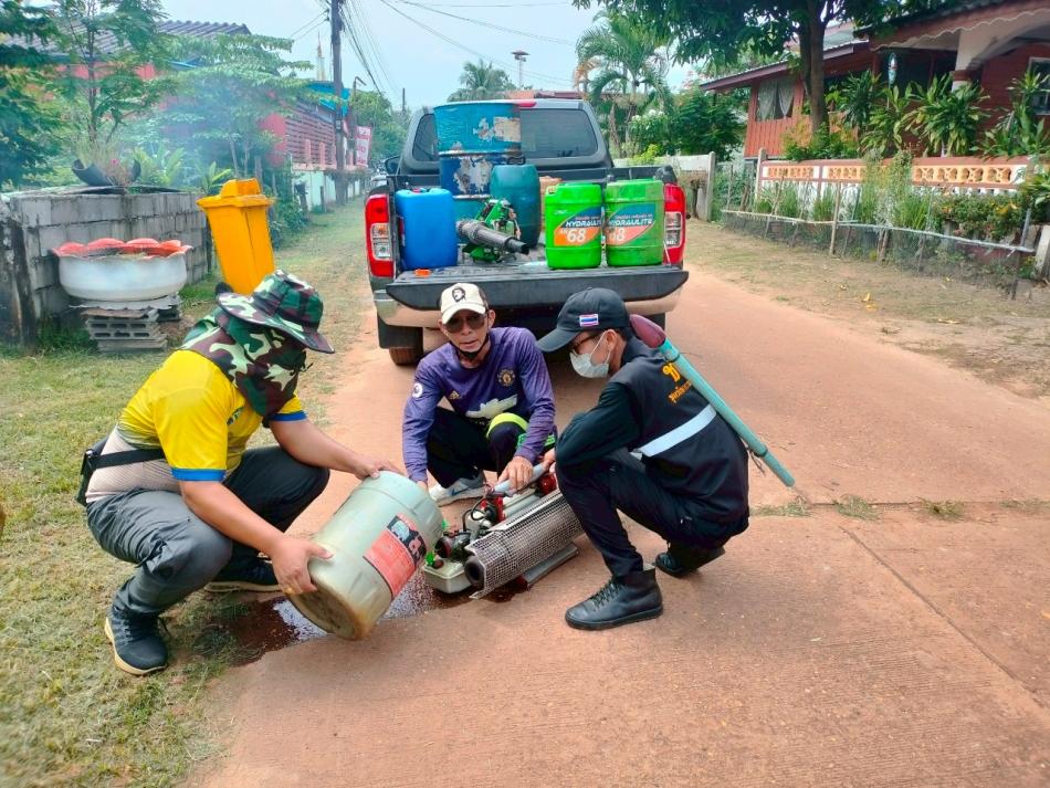 กองสาธารณสุขและสิ่งแวดล้อมเทศบาลตำบลเหล่าปอแดง พร้อมคณะผู้บริหาร สมาชิกสภาฯ หัวหน้าส่วนราชการและพนักงาน ลงพื้นที่พ่นหมอกควันกำจัดลูกน้ำยุงลาย ณ บ้านท่าวัดเหนือ หมู่ที่ 3 และบ้านท่าวัดใต้ หมู่ที่ 9