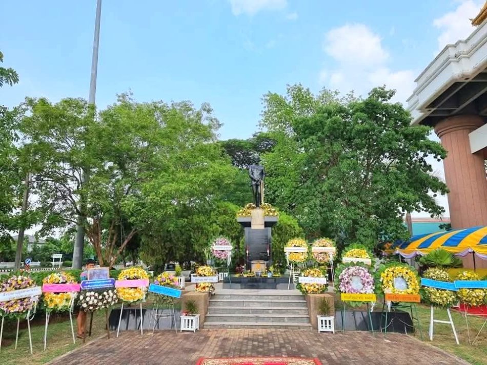 นายลำไพ งิ้วพรม นายกเทศมนตรีตำบลเหล่าปอแดง รองนายกเทศมนตรีตำบลเหล่าปอแดง ข้าราชการ และพนักงานจ้างกองสาธารณสุขและสิ่งแวดล้อม ร่วมพิธีวางพวงมาลาอนุสาวรีย์พระยาประจันตประเทศธานี ประจำปี ๒๕๖๙ ณ อนุสาวรีย์พระยาประจันตประเทศธานี บริเวณปติมากรรมหนองหารหลวง (ประตูเมืองสกลนคร) ตำบลธาตุเชิงชุม อำเภอเมืองสกลนคร จังหวัดสกลนคร