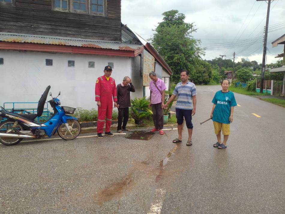 เจ้าหน้าที่งานป้องกันและบรรเทาสาธารณภัยเทศบาลตำบลเหล่าปอแดง ได้รับมอบหมายจาก นายลำไพ งิ้วพรม นายกเทศมนตรี ออกล้างถนนภายในบริวัดกลางศรีเชียงใหม่ หมู่ที่ 9 และเป่าท่อระบายน้ำทิ้ง ณ บ้านท่าวัดใต้ หมู่ที่ 9