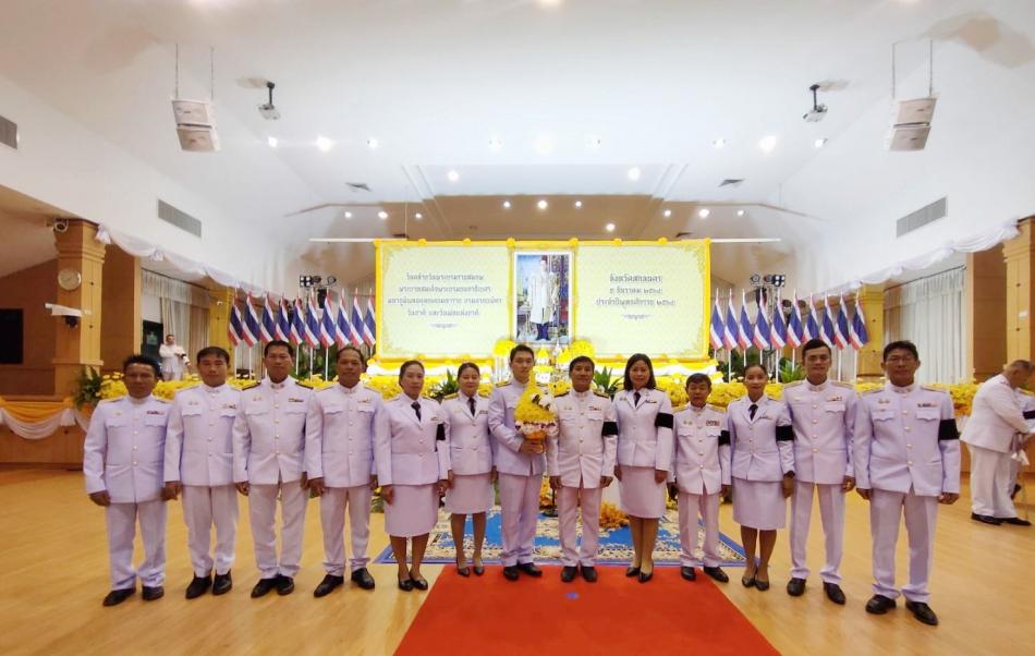 นายลำไพ งิ้วพรม นายกเทศมนตรีตำบลเหล่าปอแดง พร้อมคณะผู้บริหาร สมาชิกสภาฯ และข้าราชการ ร่วมพิธีวางพานพุ่มเนื่องในวันคล้ายวันพระราชสมภพ พระบาทสมเด็จพระบรมชนกาธิเบศร มหาภูมิพลอดุลยเดชมหาราช บรมนาถบพิตร วันชาติและวันพ่อแห่งชาติ ประจำปีพุทธศักราช 2568 ณ หอประชุมจามจุรี 1 มหาวิทยาลัยราชภัฏสกลนคร อำเภอเมือง จังหวัดสกลนคร