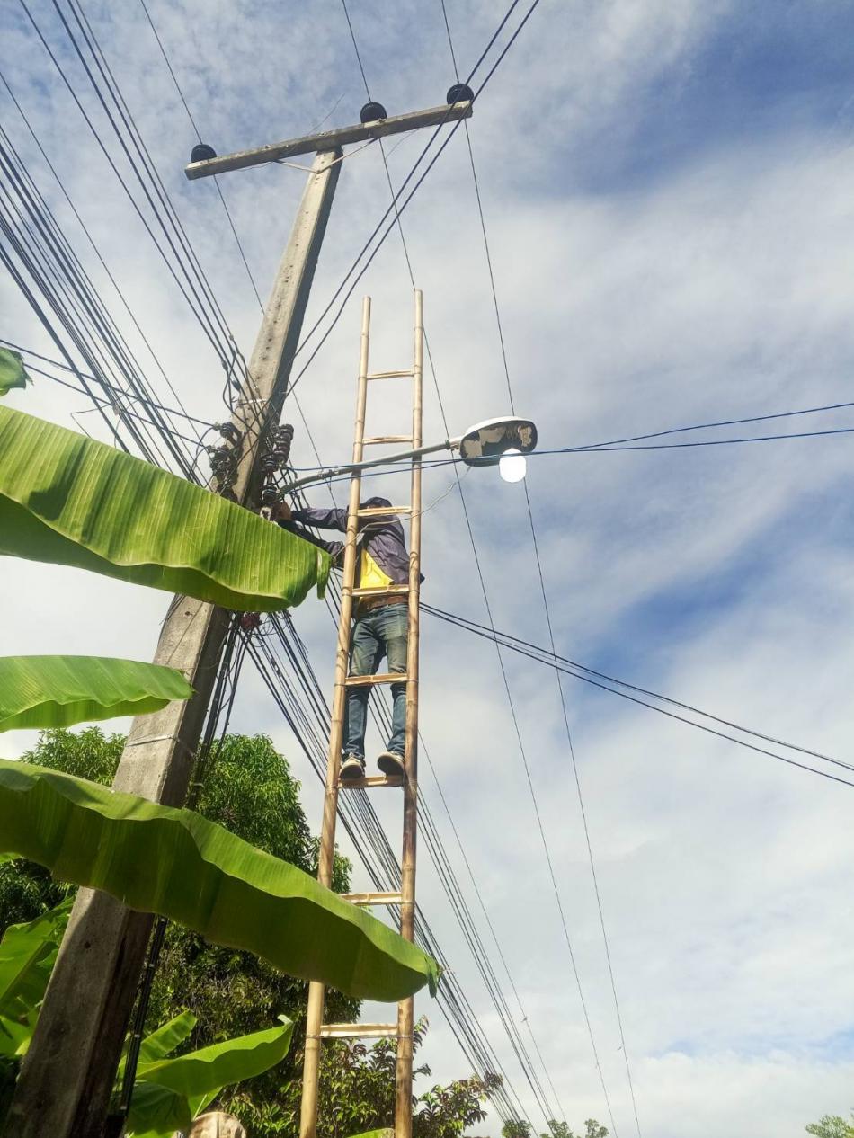 กองช่างเทศบาลตำบลเหล่าปอแดง ได้รับมอบหมายจาก นายลำไพ งิ้วพรม นายกเทศมนตรีตำบลเหล่าปอแดง ออกพื้นที่ซ่อมแซมไฟฟ้าส่องสว่างสาธารณะ ณ บ้านกกส้มโฮง หมู่ที่ 4