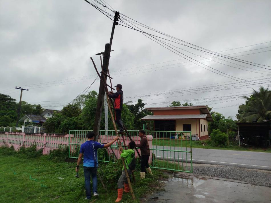 กองช่างเทศบาลตำบลเหล่าปอแดง ได้รับมอบหมายจาก นายลำไพ งิ้วพรม นายกเทศมนตรีตำบลเหล่าปอแดง ออกดำเนินการแก้ไขเสาไฟฟ้าล้ม ณ โรงเรียนบ้านหนองแคนสหราษฎร์วิทยา