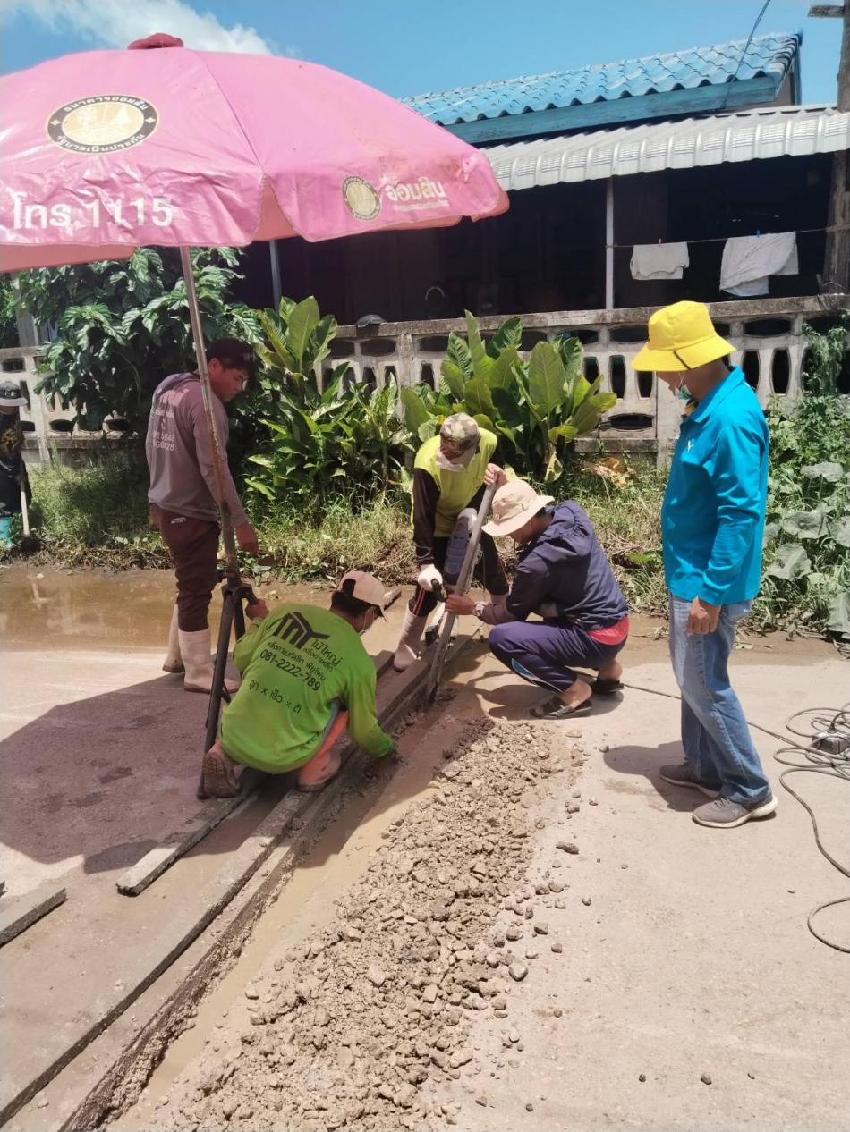 กองช่างเทศบาลตำบลเหล่าปอแดง ได้รับมอบหมายจาก นายลำไพ งิ้วพรม นายกเทศมนตรี นำโดย นายวิเศษ เบ้าหล่อ รองนายกเทศมนตรี ลงพื้นที่แก้ไขเหตุน้ำท่วมขังถนน ณ บ้านดอนยาง