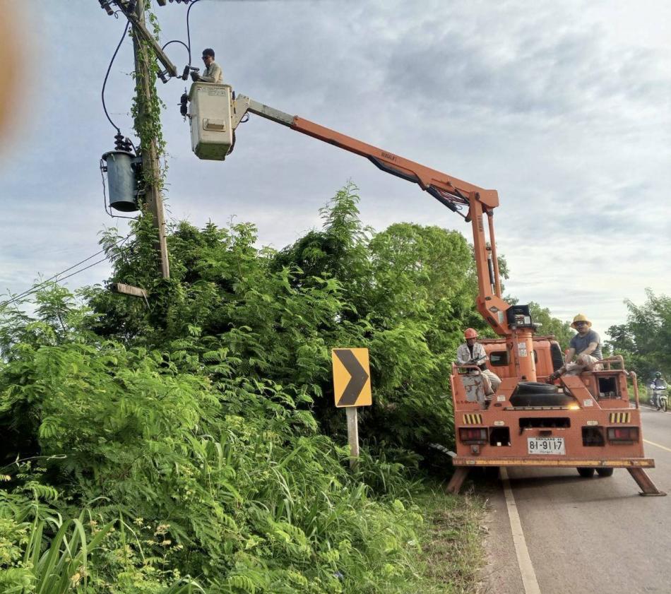 กองช่าง เทศบาลตำบลเหล่าปอแดง ได้รับมอบหมายจาก นายลำไพ งิ้วพรม นายกเทศมนตรีตำบลเหล่าปอแดง เปลี่ยนฟิวส์ไฟฟ้าแรงสูงของระบบประปา ณ บ้านกกส้มโฮง หมู่ที่ 4