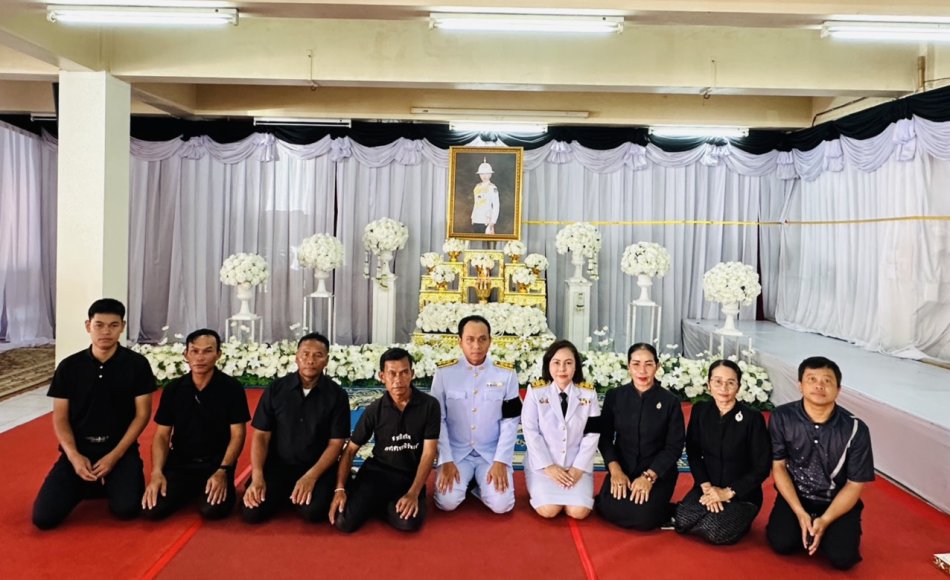 เทศบาลตำบลเหล่าปอแดง โดย นางสาวปุณรดา มีระหงษ์ หัวหน้าสำนักปลัดและเจ้าหน้าที่สำนักปลัด และผู้ใหญ่บ้านในเขตตำบลเหล่าปอแดง ร่วมพิธีบำเพ็ญกุศลและทำบุญตักบาตร ในวาระครบ 15 วัน (ปัณรสมวาร) แห่งการสิ้นพระชนม์ ถวายเป็นพระกุศลแด่ สมเด็จพระเจ้าลูกเธอ เจ้าฟ้าพัชรกิติยาภา นเรนทิราเทพยวดี กรมหลวงราชสาริณีสิริพัชร มหาวัชรราชธิดา ณ วัดป่าสุทธาวาส อำเภอเมือง จังหวัดสกลนคร