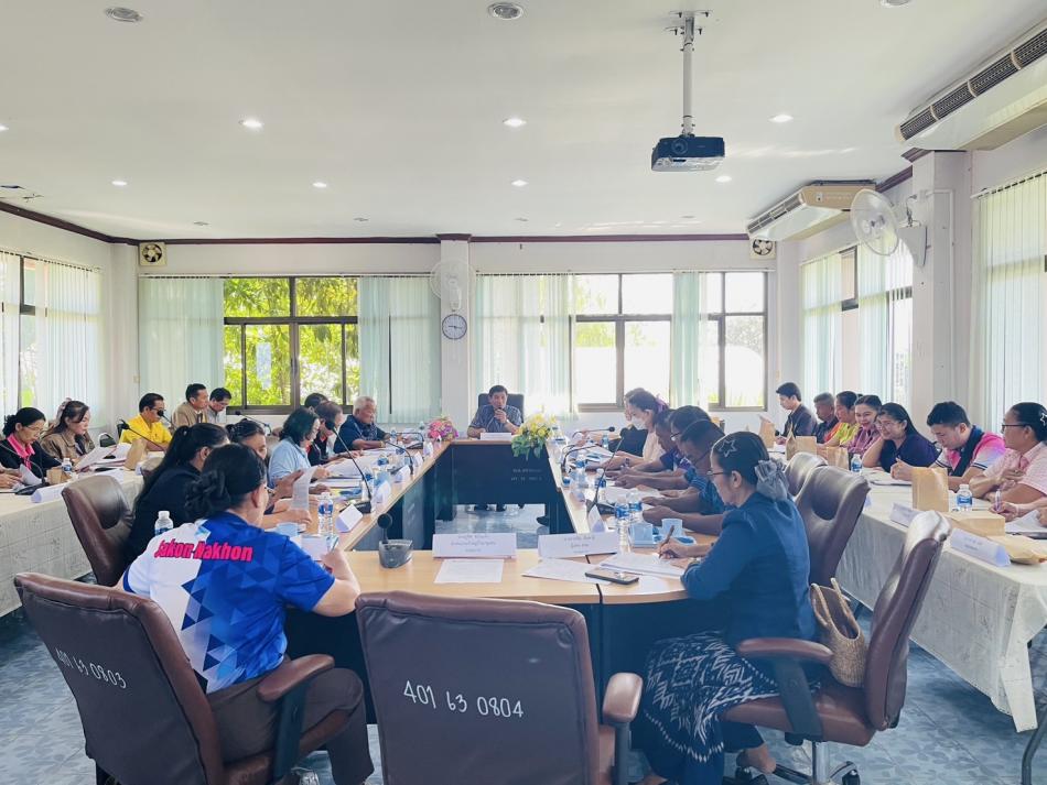 นายลำไพ งิ้วพรม นายกเทศมนตรีตำบลเหล่าปอแดง พร้อมคณะผู้บริหาร หัวหน้าส่วนราชการ ประชุมคณะกรรมการกองทุนหลักประกันสุขภาพเทศบาลตำบลเหล่าปอแดง ณ ห้องประชุมเทศบาลตำบลเหล่าปอแดง อำเภอเมือง จังหวัดสกลนคร