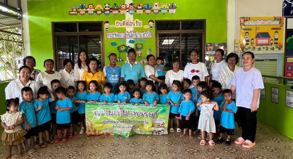 นางสาวปุณรดา มีระหงษ์ ผู้อำนวยการสถานศึกษา นำคณะครู ผู้ปกครองร่วมกิจกรรมโครงการส่งเสริมคุณธรรมผ่านวันสำคัญทางศาสนาสำหรับเด็กปฐมวัย ณ วัดมหาพรหมโพธิราช