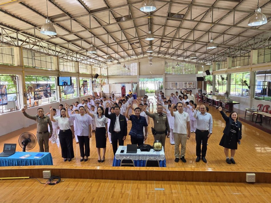 นายลำไพ งิ้วพรม นายกเทศมนตรีตำบลเหล่าปอแดง พร้อมคณะผู้บริหาร เปิดโครงการ Unleash Your Creativity : ปลดล็อคพลังงานสร้างสรรค์ สร้าง ภูมิคุ้มกันไร้สิ่งเสพติด ประจำปีงบประมาณ 2569 จัดโดย สภาเด็กและเยาวชนเทศบาลตำบลเหล่าปอแดง  ให้กับเยาวชนในเขตตำบลเหล่าปอแดง ณ โรงเรียนบ้านหนองปลาน้อย (สุทธะเรืองศิลป์) ตำบลเหล่าปอแดง อำเภอเมืองสกลนคร จังหวัดสกลนคร