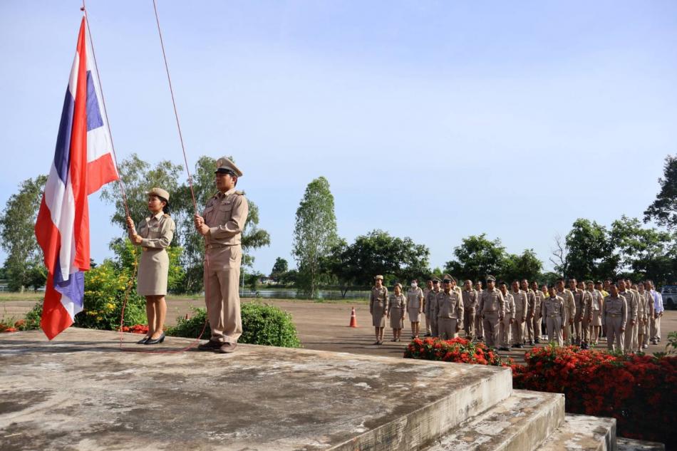 นายลำไพ งิ้วพรม นายกเทศมนตรีตำบลเหล่าปอแดง นำคณะผู้บริหาร สมาชิกสภาฯ หัวหน้าส่วนราชการและพนักงานเทศบาลตำบลเหล่าปอแดง จัดกิจกรรมเคารพธงชาติและร้องเพลงชาติ เนื่องในวันพระราชทานธงชาติไทย ณ สำนักงานเทศบาลตำบลเหล่าปอแดง ตำบลเหล่าปอแดง อำเภอเมือง จังหวัดสกลนคร