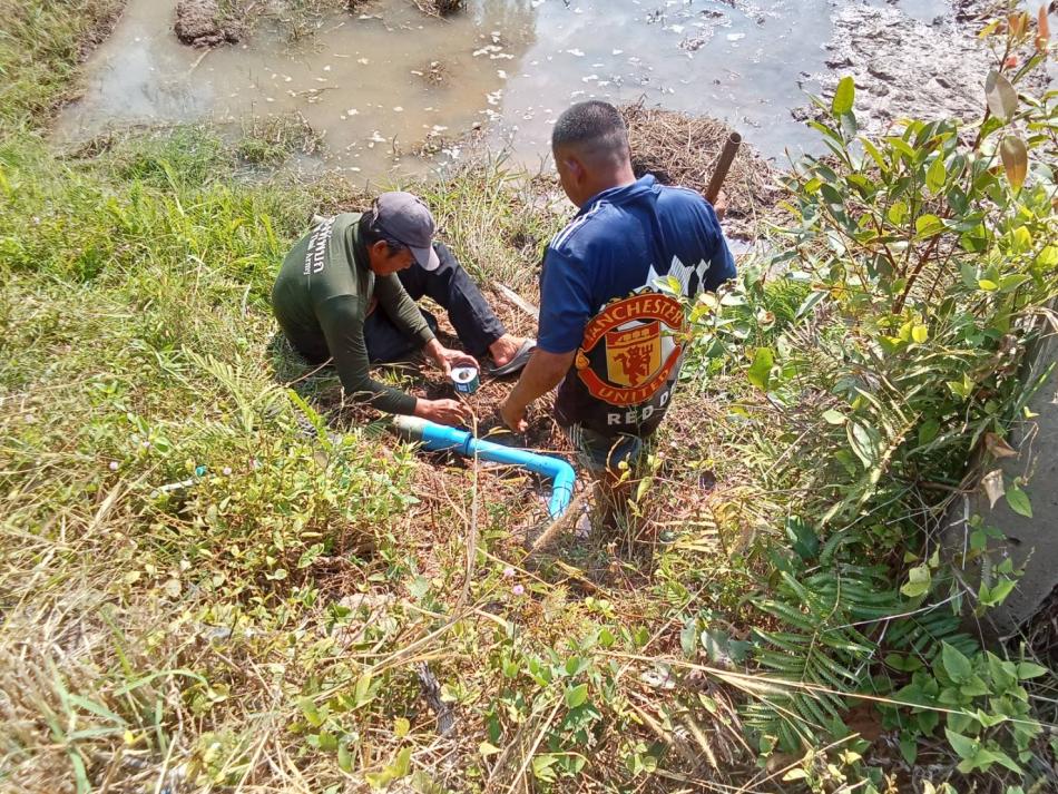 กองช่างเทศบาลตำบลเหล่าปอแดง ได้รับมอบหมายจาก นายลำไพ งิ้วพรม นายกเทศมนตรีตำบลเหล่าปอแดง ออกพื้นที่ซ่อมระบบท่อน้ำประปาแตก ณ บ้านดอนกกยาง หมู่ที่ 10