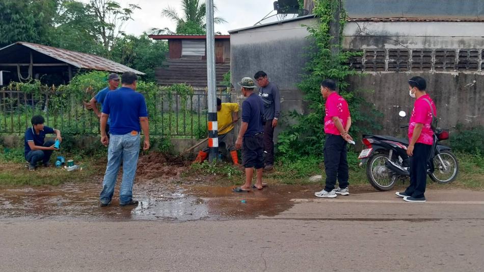 กองช่างเทศบาลตำบลเหล่าปอแดง ได้รับมอบหมายจาก นายลำไพ งิ้วพรม นายกเทศมนตรีตำบลเหล่าปอแดง นำโดย นายอนุชา ดาบสีพาย รองนายกเทศมนตรี ลงพื้นที่ออกซ่อมระบบประปา ณ บ้านเหล่าปอแดง หมู่ที่ 6