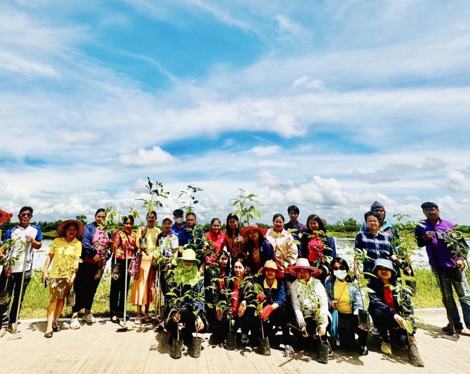 คณะผู้บริหาร พร้อมสมาชิกสภาฯ หัวหน้าส่วนราชการและพนักงานเทศบาลตำบลเหล่าปอแดง ร่วมด้วยช่วยกัน ปลูกต้นไม้ปรับปรุงภูมิทัศน์ ณ บริเวณรอบหนองสระสาธารณประโยชน์บ้านหนองแคน