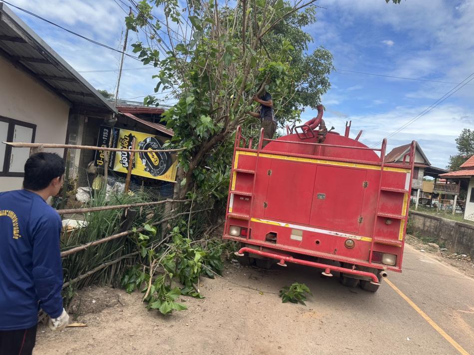 งานป้องกันและบรรเทาสาธารณภัย ได้รับมอบหมายจาก นายลำไพ งิ้วพรม นายกเทศมนตรีตำบลเหล่าปอแดง ออกพื้นที่ตัดกิ่งไม้ ที่กีดขวางทางจราจร ณ บ้านเหล่าปอแดง หมู่ที่ 6