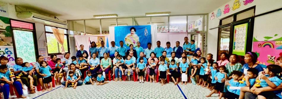 นายอนุชา ดาบสีพาย รองนายกเทศมนตรีตำบลเหล่าปอแดง พร้อมสมาชิกสภาฯ เปิดงานวันแม่ ประจำปีการศึกษา 2568 ณ ศูนย์พัฒนาเด็กเล็กบ้านท่าวัด อำเภอเมือง จังหวัดสกลนคร