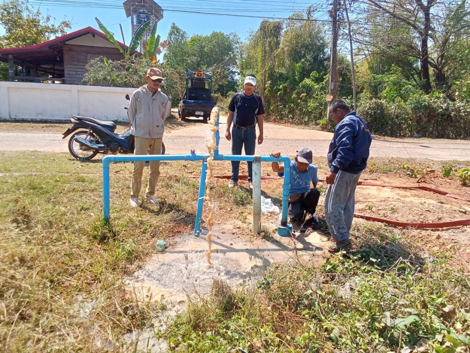 กองช่างเทศบาลตำบลเหล่าปอแดง ได้รับมอบหมายจาก นายลำไพ งิ้วพรม นายกเทศมนตรีตำบลเหล่าปอแดง ลงพื้นที่ออกตรวจสอบและซ่อมแซมระบบไฟฟ้าและโซล่าเซลล์ สำหรับการใช้น้ำประปา ณ บ้านกกส้มโฮง หมู่ที่ 4