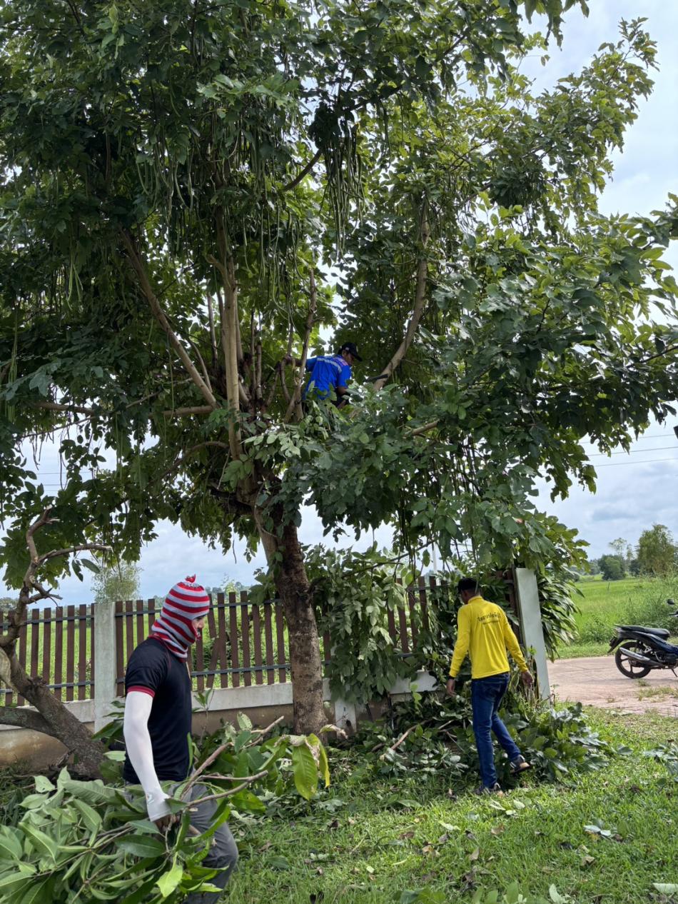 งานป้องกันและบรรเทาสาธารณภัยเทศบาลตำบลเหล่าปอแดง ได้รับมอบหมายจาก นายลำไพ งิ้วพรม นายกเทศมนตรีตำบลเหล่าปอแดง ออกตัดแต่งกิ่งไม้ เพื่อปรับภูมิทัศน์ ณ ศูนย์พัฒนาเด็กเล็กบ้านเหล่าปอแดง