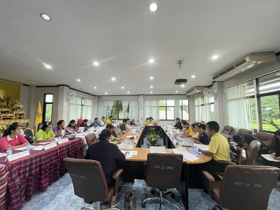 นายลำไพ งิ้วพรม นายกเทศมนตรีตำบลเหล่าปอแดง พร้อมคณะผู้บริหาร หัวหน้าส่วนราชการ ประชุมคณะกรรมการบริหารกองทุนหลักประกันสุขภาพเทศบาลตำบลเหล่าปอแดง ครั้งที่ 2/2568 ณ ห้องประชุมเทศบาลตำบลเหล่าปอแดง