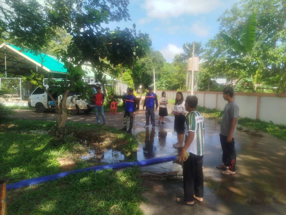 กองช่างเทศบาลตำบลเหล่าปอแดง พร้อมคณะผู้บริหารเทศบาลตำบลเหล่าปอแดง ลงพื้นที่ช่วยแก้น้ำท่วม โรงเรียนบ้านหนองปลาน้อยสุทธะเรืองศิลป์